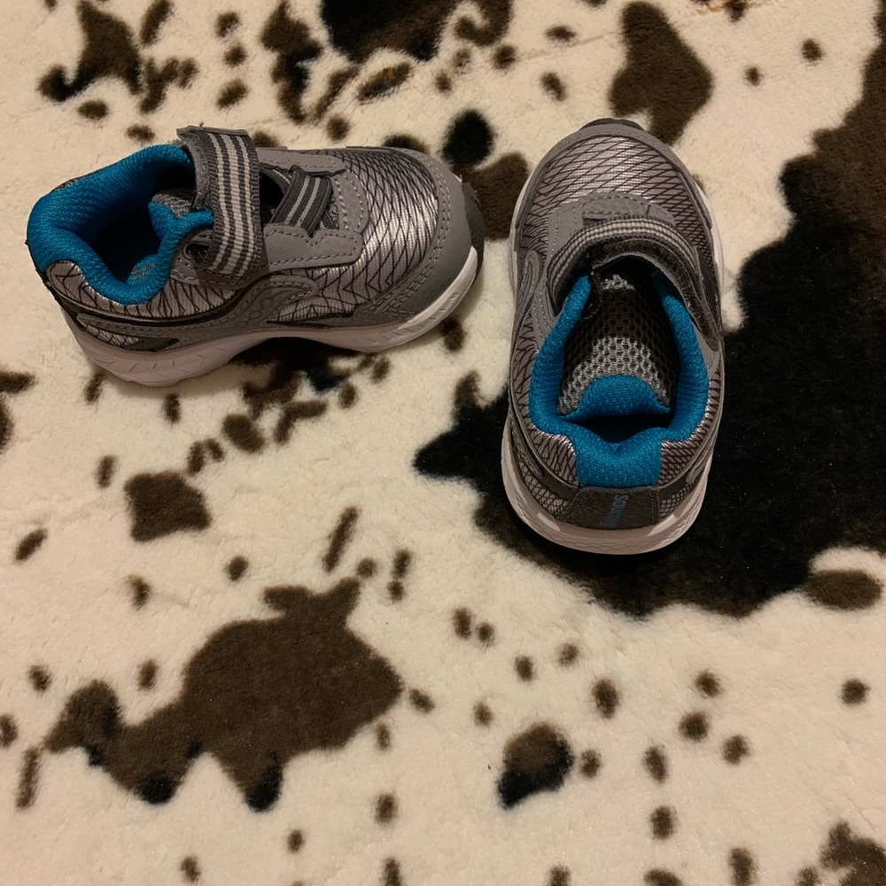 Saucony tennis shoes: Toddler 4W